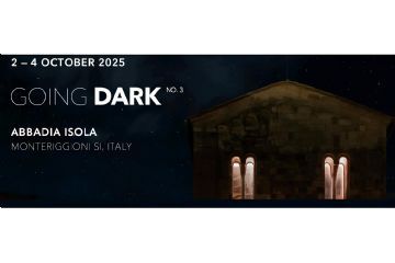 Facciata della chiesa di Abbadia Isola di notte