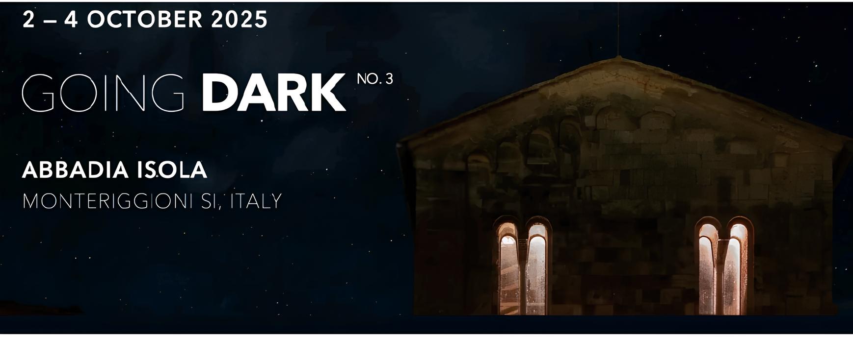 Facciata della chiesa di Abbadia Isola di notte