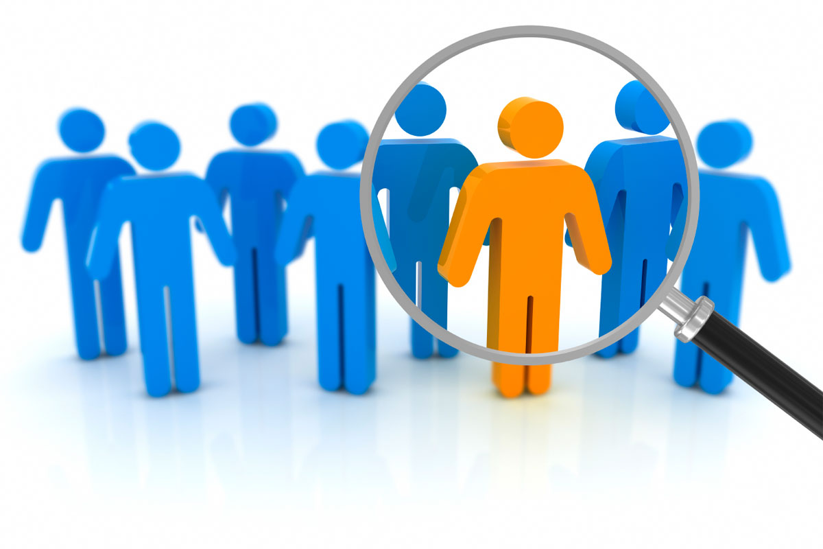 Nell'immagine sono raffigurate otto manichini simili che rappresentano persone, sette sono di colore blu, uno di colore arancione che è evidenziato con una lente di ingrandimento.